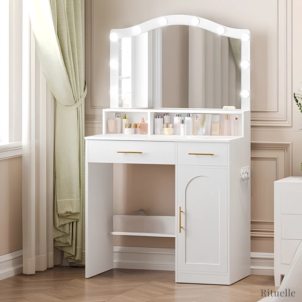Coiffeuse Clara blanche avec miroir arrondi LED, tiroirs dorés et placard latéral - RITUELLE