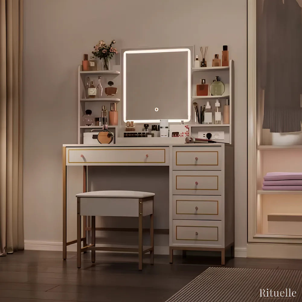 Coiffeuse Victoria blanche et or avec miroir LED allumé dans une chambre moderne - RITUELLE
