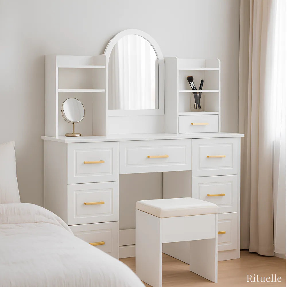 Coiffeuse Léna blanche avec miroir ovale, tiroirs dorés et tabouret - mobilier maquillage RITUELLE