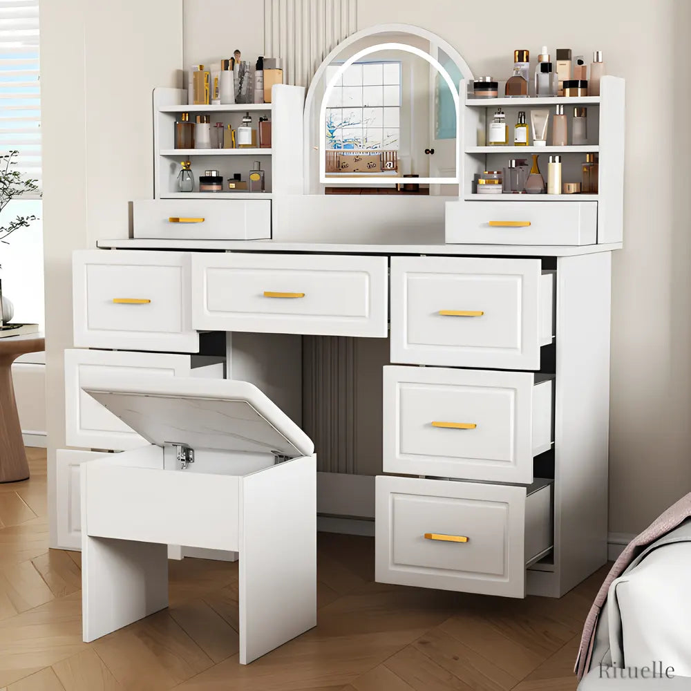 Coiffeuse Léna blanche avec miroir arrondi, multiples tiroirs et tabouret assorti dans une chambre élégante - RITUELLE